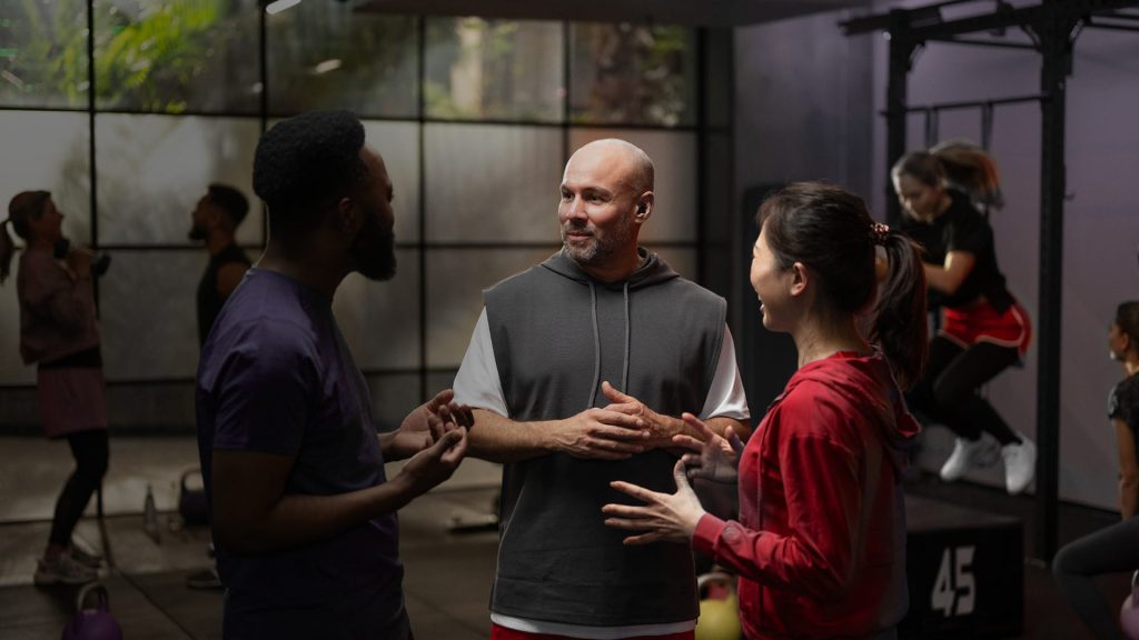 Conversation scene illustrating Signia Active Mini IX hearing aid use