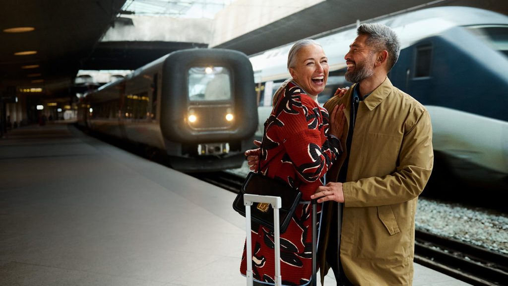 Couple in conversation illustrating discreet Signia hearing aid use